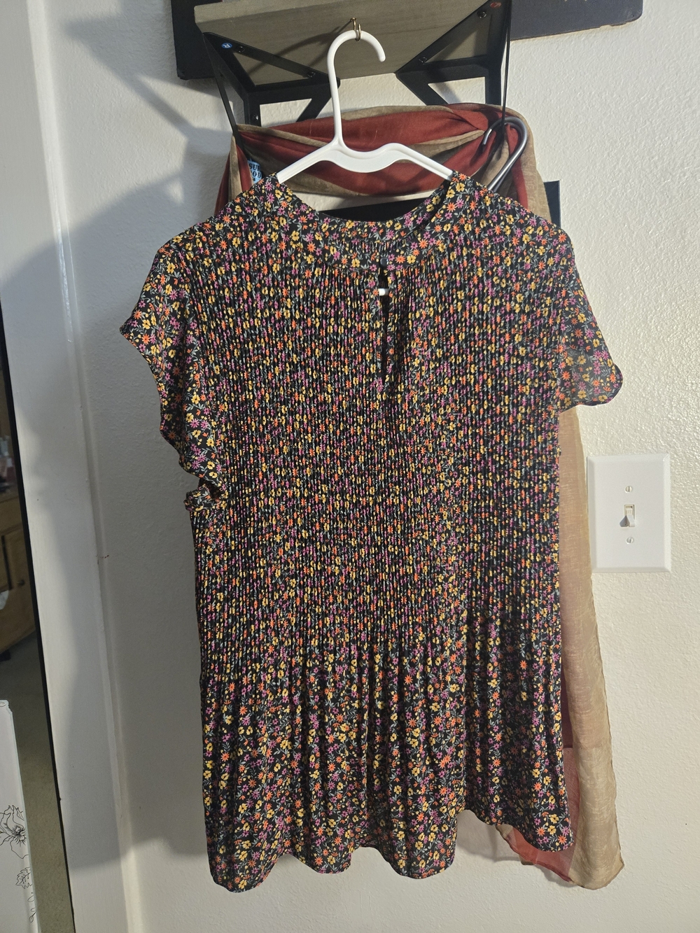 Adrianna Papell Black Ditsy Floral Plissé Flutter Sleeve Blouse - Size L